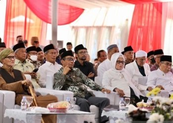 Menteri Koordinator Bidang Politik, Hukum, dan Keamanan (Menko Polhukam) Mahfud MD saat bertemu dan berdialog dengan para kiai se-Jawa Timur dan Pengurus Besar Nahdlatul Ulama (PBNU) di Pondok Pesantren Miftachus Sunnah, Surabaya, Jawa Timur, Selasa (27/12/2022). ANTARA/HO-Humas Kemenko Polhukam