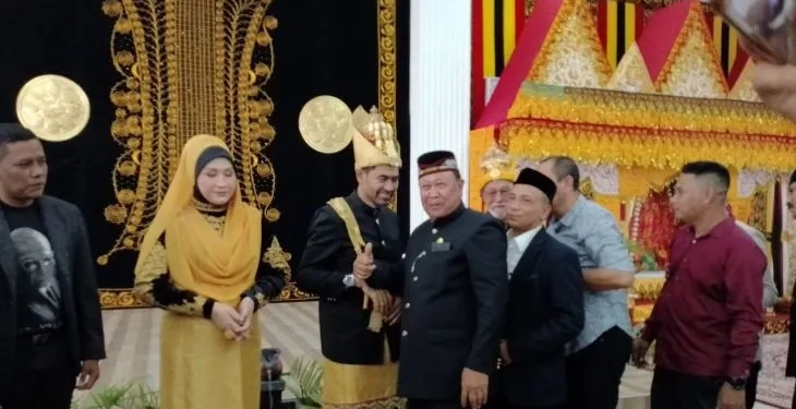 Para tamu undangan saat mengucapkan selamat kepada Muzakir Manaf atau Mualem yang baru dilantik menjadi Waliyul 'Ahdi Wali Nanggroe Aceh, di Aceh Besar, Selasa (27/12/2022) (ANTARA/HO)