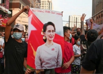 Arsip - Demonstrasi di Yangon memprotes kudeta militer dan menuntut pembebasan Aung San Suu Kyi, Februari 2021. (ANTARA/Reuters/as)