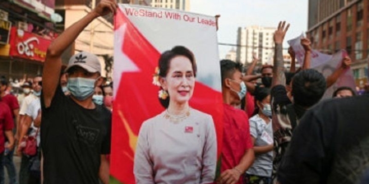 Arsip - Demonstrasi di Yangon memprotes kudeta militer dan menuntut pembebasan Aung San Suu Kyi, Februari 2021. (ANTARA/Reuters/as)