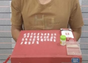 Polisi memperlihatkan barang bukti berupa 35 paket sabu dari seorang terduga pengedar narkoba saat diamankan di Satres Narkoba Polres Nagan Raya, Provinsi Aceh, Senin (5/12/2022) malam. (ANTARA/HO)