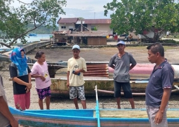 Sejumlah warga menemukan perahu korban di perairan Negeri Haria, Kecamatan Saparua, Kabupaten Maluku Tengah, Maluku. ANTARA/HO-Polresta Pulau Ambon