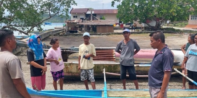 Sejumlah warga menemukan perahu korban di perairan Negeri Haria, Kecamatan Saparua, Kabupaten Maluku Tengah, Maluku. ANTARA/HO-Polresta Pulau Ambon