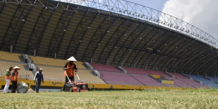 Petugas melakukan perawatan rumput di Stadion Glora Sriwijaya, Jakabaring, Palembang, Sumatera Selatan (ANTARA/M Riezko Bima Elko P)