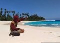 Wisatawan di Pantai Pasir Tinggi, Simeulue, Aceh, Rabu (4/5/2022). ANTARA/Ade Irwansah