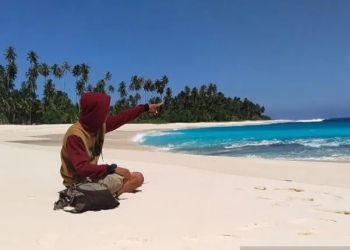 Wisatawan di Pantai Pasir Tinggi, Simeulue, Aceh, Rabu (4/5/2022). ANTARA/Ade Irwansah