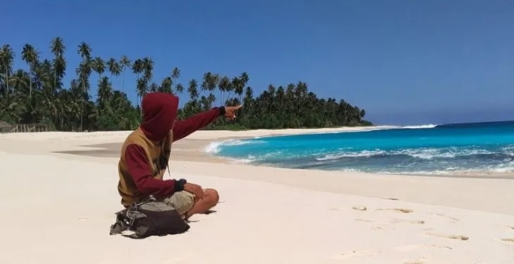 Wisatawan di Pantai Pasir Tinggi, Simeulue, Aceh, Rabu (4/5/2022). ANTARA/Ade Irwansah