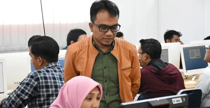 Komisioner KIP Kota Banda Aceh Yusri Razali memantau ujian tulis calon anggota PPK di Banda Aceh, Selasa (6/12/2022). ANTARA/HO/Dok KIP Banda Aceh