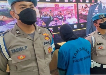 Pelaku pembunuhan wanita berusia 28 tahun, saat konferensi pers di Mapolres Bogor, Cibinong, Kabupaten Bogor, Jawa Barat, Senin (26/12/2022). ANTARA/M Fikri Setiawan