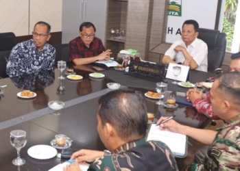 Pj. Gubernur Aceh, Achmad Marzuki, saat memimpin Rapat Koordinasi bersama Tim Pengendalian Inflasi Daerah (TPID) Aceh di Ruang Kerja Gubernur, Banda Aceh, Kamis (15/12/2022). (Humas Pemerintah Aceh)