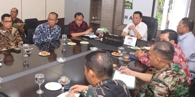 Pj. Gubernur Aceh, Achmad Marzuki, saat memimpin Rapat Koordinasi bersama Tim Pengendalian Inflasi Daerah (TPID) Aceh di Ruang Kerja Gubernur, Banda Aceh, Kamis (15/12/2022). (Humas Pemerintah Aceh)