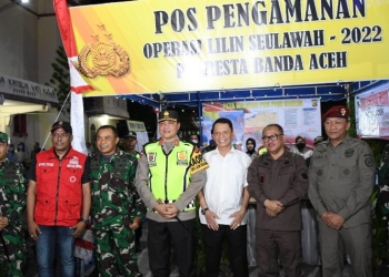 Pj. Gubernur Aceh, Achmad Marzuki beserta Forkopimda Aceh lainnya, foto bersama saat meninjau pos pengamanan Nataru yang berada di Gereja, Banda Aceh, Sabtu (24/12/2022). (Dok. Humas Pemerintah Aceh)