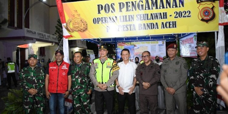 Pj. Gubernur Aceh, Achmad Marzuki beserta Forkopimda Aceh lainnya, foto bersama saat meninjau pos pengamanan Nataru yang berada di Gereja, Banda Aceh, Sabtu (24/12/2022). (Dok. Humas Pemerintah Aceh)