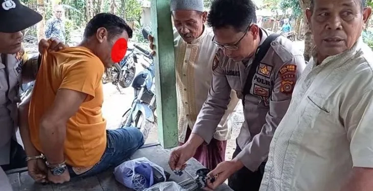 Dokumen - Polisi memeriksa isi bungkusan SM diduga menjual sabu-sabu di sebuah pondok di Madat, Aceh Timur. ANTARA/HO