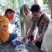 Dokumen - Polisi memeriksa isi bungkusan SM diduga menjual sabu-sabu di sebuah pondok di Madat, Aceh Timur. ANTARA/HO