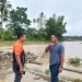 Camat Padang Tiji, Asriadi sedang meninjau lokasi banjir. (ANTARA/ HO)