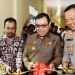 Pj Bupati Aceh Barat Mahdi didampingi Ketua DPRK Samsi Barmi dan Kapolres Pandji Santoso meresmikan Posko Pengaduan Tindak Pidana Korupsi di Mapolres setempat di Meulaboh, Senin (12/12/2022). (ANTARA/HO)