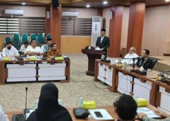 Asisten Administrasi Umum Sekda Aceh, Iskandar, menyampaikan sambutan sekaligus membuka Sosialisasi Regulasi Penanganan Pelanggaran Netralitas Aparatur Sipil Negara, dengan tema Kolaborasi Mengawasi dan Penegakan Hukum Netralitas ASN Pemilu 2024 di Gedung Serbaguna Setda Aceh, Banda Aceh, Jumat (16/12/2022). (Dok. Humas Pemerintah Aceh)