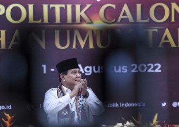 Ketua Umum Partai Gerindra Prabowo Subianto bertepuk tangan saat melakukan Pendaftaran Partai Politik Calon Peserta Pemilu tahun 2024 di Gedung KPU, Jakarta, Senin (8/8/2022). ANTARA FOTO/M Risyal Hidayat/wsj