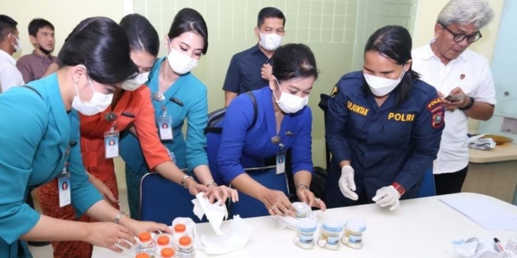 Pilot dan pramugari Maskapai Penerbangan di Bandara Kualanamu Deli Serdang tes urine dilakukan Direktorat Reserse Narkoba Polda Sumatera Utara dalam rangka Operasi Lilin Toba 2022. (ANTARA/HO/Polda Sumut)