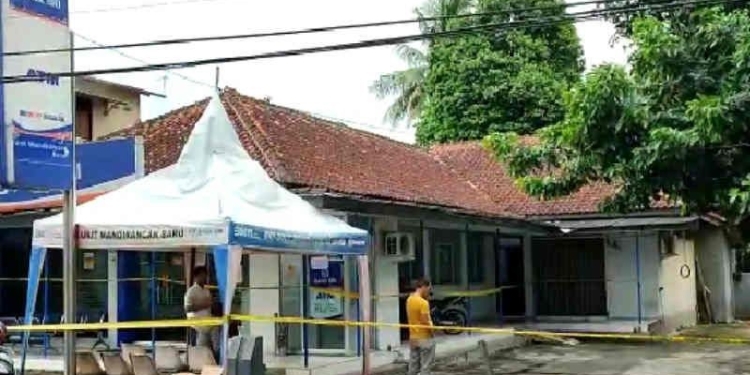 Garis polisi terpasang di kantor BRI Mandirancang, Kabupaten Kuningan, setelah terjadi aksi perampokan di Kuningan, Jawa Barat, Jumat (30/12/2022). ANTARA/Khaerul Izan