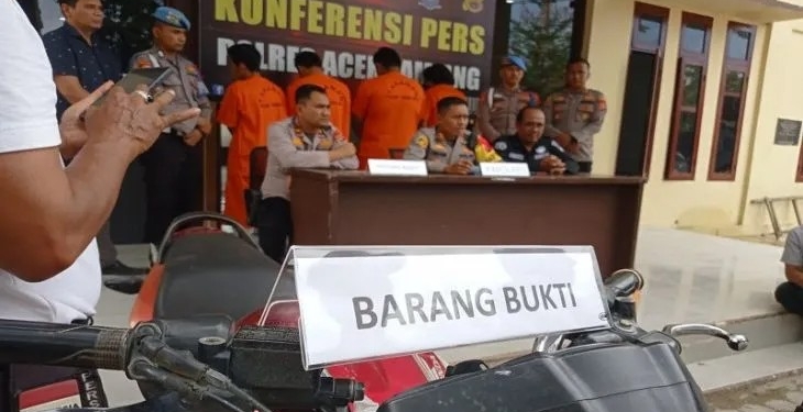 Kapolres Aceh Tamiang AKBP Imam Asfali saat paparan kasus curanmor dan berhasil meringkus empat orang tersangka serta menyita barang bukti di Mapolres setempat, Rabu (28/12/2022). ANTARA/Dede Harison