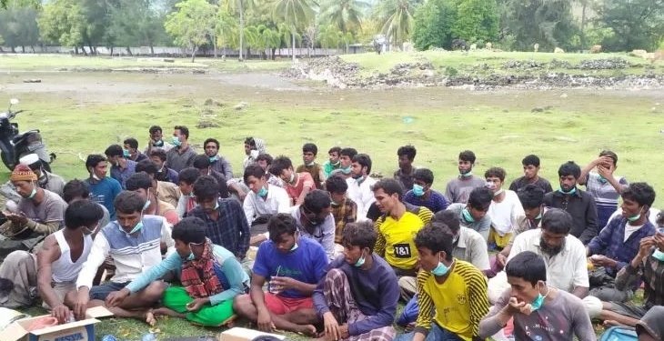 Sebanyak 57 warga Rohingya saat berada di kawasan pantai Indra Patra Kecamatan Mesjid Raya Aceh Besar, Minggu (25/12/2022). (ANTARA/Rahmat Fajri)
