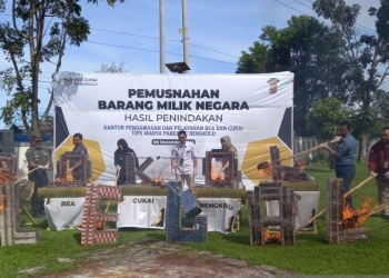 Pengawasan dan Pelayanan Bea dan Cukai (KPPBC) Tipe Madya Pabean C Bengkulu saat memusnahkan rokok ilegal hasil sitaan selama 2022 dengan cara di bakar. ANTARA/Anggi Mayasari