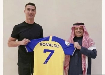 Pesepak bola asal Portugal Cristiano Ronaldo (kiri) berfoto bersama Presiden klub sepak bola Al Nassr Musalli Al Muammar (kanan) dengan jersey bernomor punggung 7 di Riyadh, Arab Saudi, Jumat (30/12/2022). ANTARA FOTO/Klub Al Nassr/Handout via REUTERS/wsj.