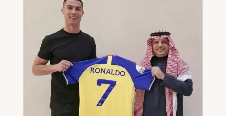 Pesepak bola asal Portugal Cristiano Ronaldo (kiri) berfoto bersama Presiden klub sepak bola Al Nassr Musalli Al Muammar (kanan) dengan jersey bernomor punggung 7 di Riyadh, Arab Saudi, Jumat (30/12/2022). ANTARA FOTO/Klub Al Nassr/Handout via REUTERS/wsj.