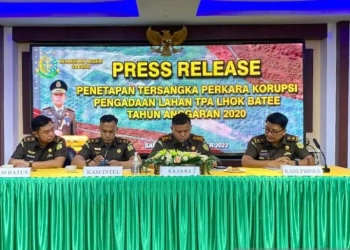 Kepala Kejaksaan Negeri Sabang Choirun Parapat melakukan jumpa pers penetapan dua tersangka korupsi pengadaan lahan TPA Lhok Batee, Kota Sabang. (ANTARA/HO-Kejari Sabang)