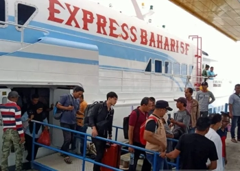 Penumpang turun dari kapal Express Bahari di Pelabuhan Balohan Sabang, Sabtu (31/12/2022). (ANTARA-Arwella Zulhijjah Sari)
