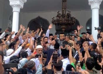 Bakal calon Presiden RI Anies Baswedan saat dikerumuni warga usai shalat jum'at di masjid Raya Baiturrahman, di Banda Aceh, Jumat (2/12/2022) (ANTARA/Rahmat Fajri)