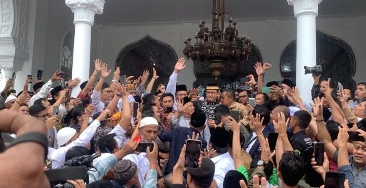 Bakal calon Presiden RI Anies Baswedan saat dikerumuni warga usai shalat jum'at di masjid Raya Baiturrahman, di Banda Aceh, Jumat (2/12/2022) (ANTARA/Rahmat Fajri)