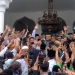 Bakal calon Presiden RI Anies Baswedan saat dikerumuni warga usai shalat jum'at di masjid Raya Baiturrahman, di Banda Aceh, Jumat (2/12/2022) (ANTARA/Rahmat Fajri)
