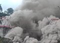 Luncuran Awan Panas Guguran (APG) Gunungapi Semeru menerjang Jembatan Gladak Perak di Lumajang, Jawa Timur, Minggu (4/12/2022). Pusat Vulkanologi dan Mitigasi Bencana Geologi (PVMBG) menaikkan status Gunungapi Semeru dari Siaga menjadi Awas atau dari Level III menjadi Level IV. ANTARA Jatim/Dok BNPB/Zk