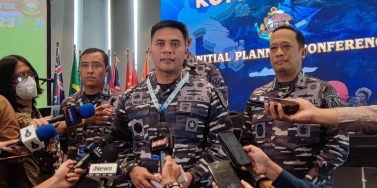 Danguspurla Koarmada II selaku Komandan Satgas Multilateral Naval Exercise Komodo (MNEK) Tahun 2023 Laksamana Pertama TNI Denny Prasetyo di sela-sela kegiatan Initial Planning Conference (IPC) MNEK 2023 di Jakarta, Rabu (21/12/2022). ANTARA/Syaiful Hakim.