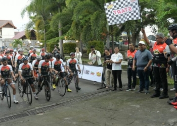 Sekda Aceh, Bustami, saat melepas peserta Road Bike Aceh Tour De Gayo di Halaman Pendopo Bupati Bireuen, Sabtu (10/12/2022). (Dok. Humas Pemerintah Aceh)