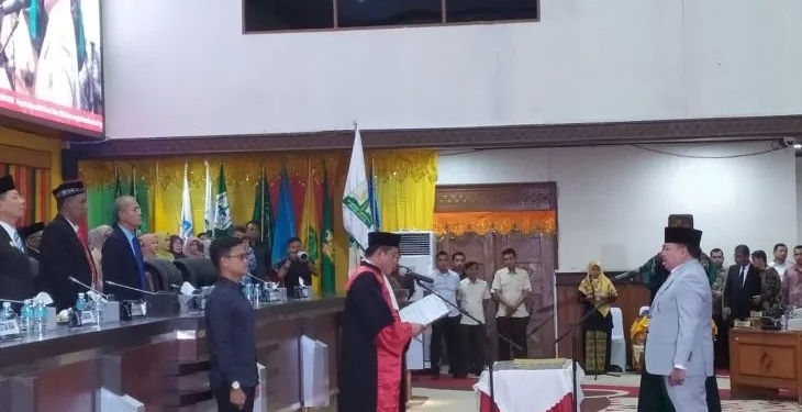 Prosesi pelantikan Teuku Raja Keumangan sebagai Wakil Ketua DPR Aceh dalam sidang paripurna DPRA, di Banda Aceh, Selasa malam (27/12/2022) (ANTARA/Rahmat Fajri)