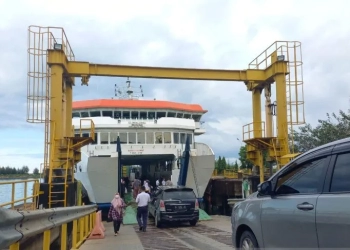Arsip - Penumpang yang akan menyeberang ke Balohan, Sabang menggunakan kapal KMP Aceh Hebat 2 menjelang natal dan tahun baru, di Banda Aceh, (22/11/2022). (ANTARA/Nurul Hasanah)