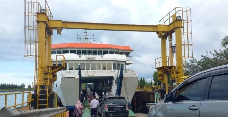 Arsip - Penumpang yang akan menyeberang ke Balohan, Sabang menggunakan kapal KMP Aceh Hebat 2 menjelang natal dan tahun baru, di Banda Aceh, (22/11/2022). (ANTARA/Nurul Hasanah)