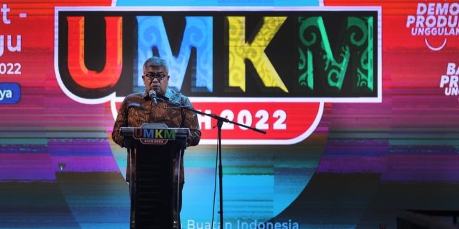 Sekda Aceh, Bustami, menyampaikan sambutan sekaligus menutup secara resmi acara Expo Produk Kreatif dan Kerajinan UMKM Tahun 2022, di Taman Budaya, Banda Aceh, Minggu (18/12/2022). (Dok. Humas Pemerintah Aceh)