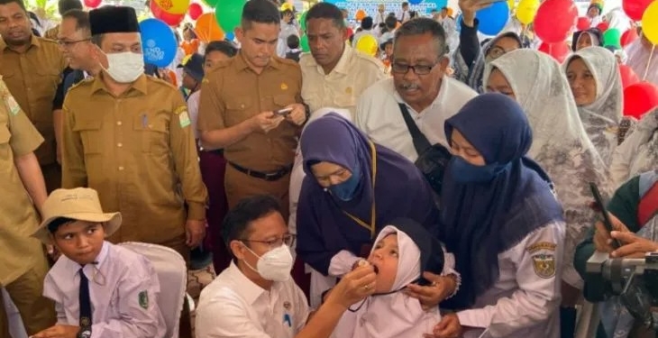 Menteri Kesehatan RI Budi Gunadi Sadikin meneteskan vaksin polio kepada anak saat pencanangan Sub Pekan Imunisasi Nasional (PIN) polio di Pendopo Gubernur Aceh, Kota Banda Aceh, Senin (5/12/2022). (ANTARA/Khalis Surry)