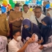 Menteri Kesehatan RI Budi Gunadi Sadikin meneteskan vaksin polio kepada anak saat pencanangan Sub Pekan Imunisasi Nasional (PIN) polio di Pendopo Gubernur Aceh, Kota Banda Aceh, Senin (5/12/2022). (ANTARA/Khalis Surry)