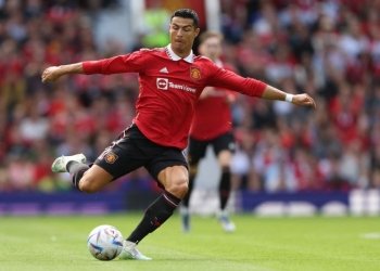 Cristiano Ronaldo saat bermain bersama Manchester United dalam laga persahabatan melawan Rayo Vallecano di Old Trafford, Manchester, 31 Juli 2022. Ronaldo meneken kontrak bermain bersama klub Saudi, Al Nassr, pada 30 Desember 2022. (AFP/NIGEL RODDIS)