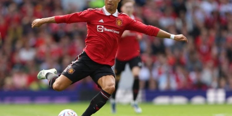 Cristiano Ronaldo saat bermain bersama Manchester United dalam laga persahabatan melawan Rayo Vallecano di Old Trafford, Manchester, 31 Juli 2022. Ronaldo meneken kontrak bermain bersama klub Saudi, Al Nassr, pada 30 Desember 2022. (AFP/NIGEL RODDIS)