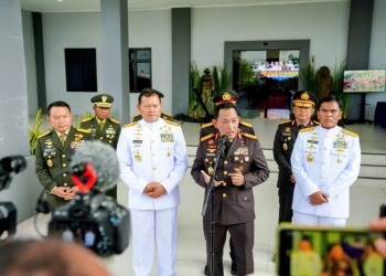 Kapolri Jenderal Pol. Listyo Sigit Prabowo dan Panglima TNI Laksamana Yudo Margono memberikan keterangan pers dalam kunjungan kerja di Sorong, Rabu (11/1/2023). (ANTARA/HO-Divisi Humas Polri)