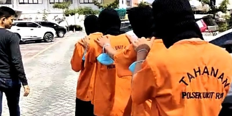Keempat pelaku yang masih di bawah umur saat pengungkapan kasus di Mapolda Riau. (ANTARA/Annisa Firdausi)