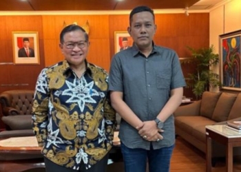 Ketua DPR Aceh Saiful Bahri foto bersama Sekretaris Kabinet Pramono Anung dalam rangka melaporkan kondisi perkembangan pelaksanaan pembangunan Aceh di Jakarta, Rabu (18/1/2023). (Dok. Humas BPPA)