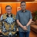 Ketua DPR Aceh Saiful Bahri foto bersama Sekretaris Kabinet Pramono Anung dalam rangka melaporkan kondisi perkembangan pelaksanaan pembangunan Aceh di Jakarta, Rabu (18/1/2023). (Dok. Humas BPPA)